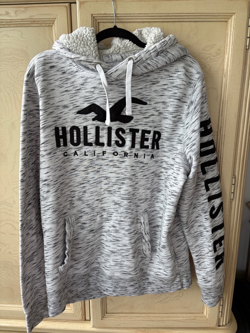 Hollister Men's Gray Marled Crewneck Sweatshirt with Black Logo
